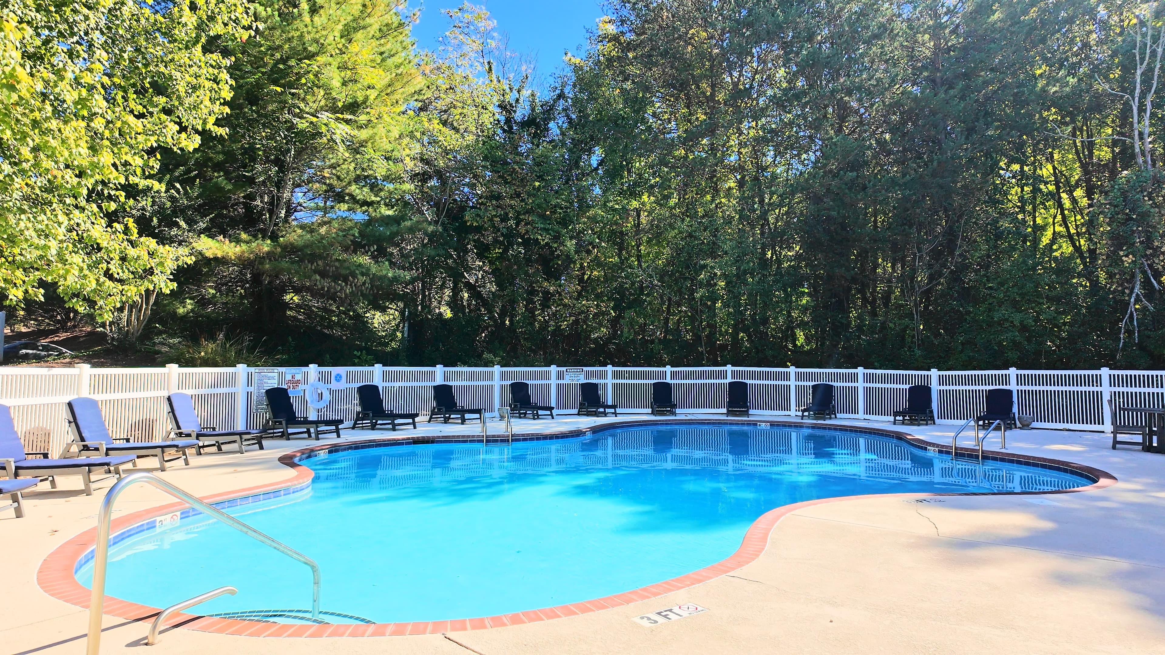 Resort-style pool at Bromley Park