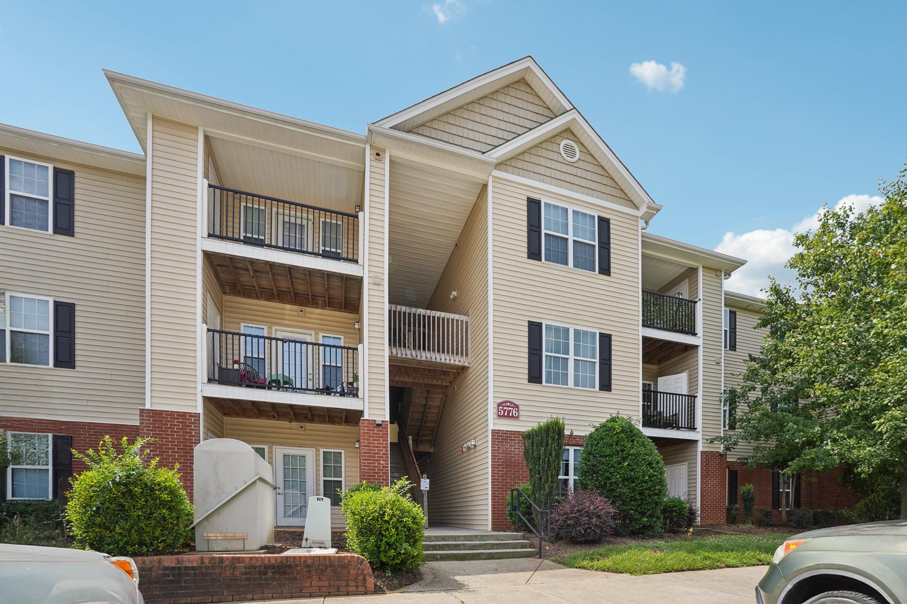 The buildings at The Pointe at Robinhood Village